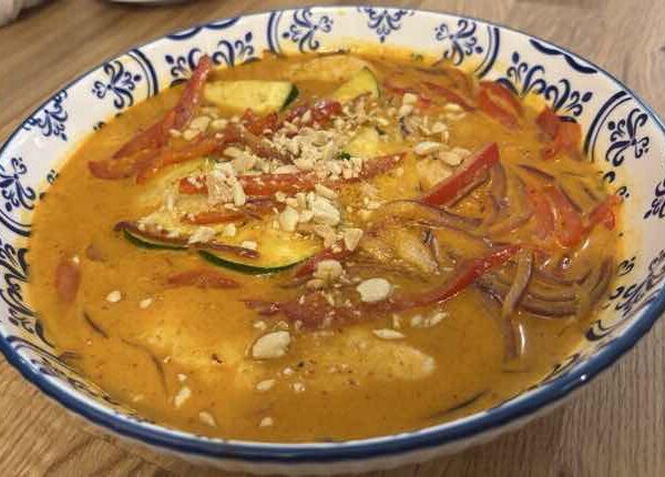 Thai Panang Curry Bowl - Long Shot Pub, Christina Lake, BC